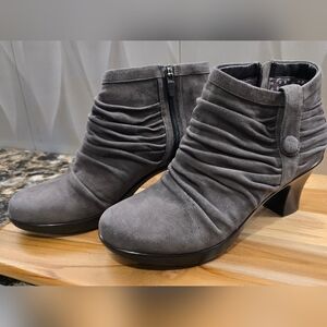 Dansko Buffy Ruched Ankle Boots in Gray Suede. Size 40 (9-9.5) NWOT